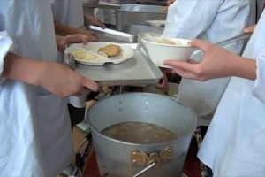 【動画】「衛生的だ、素晴らしい教育だ」と絶賛!海外から見た“日本の給食”