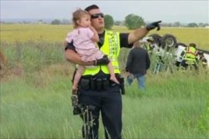 「これも任務のひとつ」事故現場で警官が子守唄…父親を亡くした少女をあやす