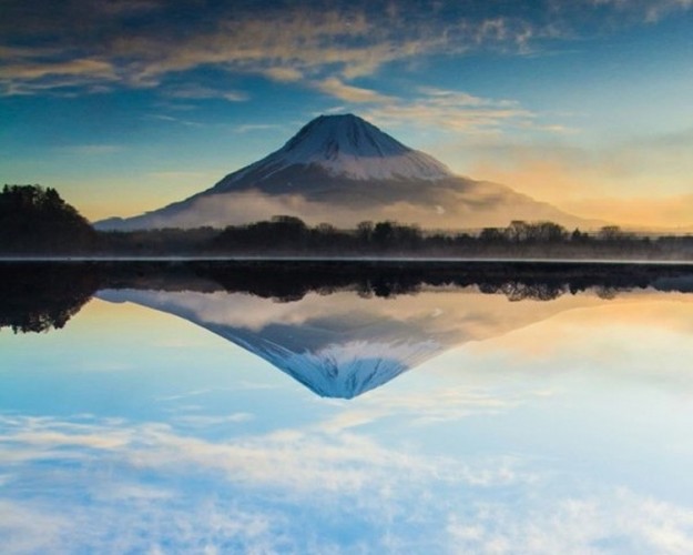 美しい“逆さ富士” この1枚の写真にはある秘密が隠されています