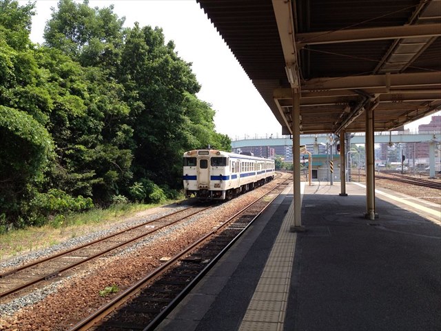 Platform_of_Kashii_Station_R