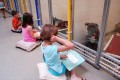 「友達になろうよ」子供たちのやさしい読み聞かせが不安がる犬を救う