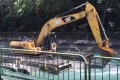 ショベルカーは泳げるんです!運河で遭遇した光景にビックリ!