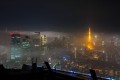 “濃霧に包まれた東京の夜景”が幻想的であり不穏でもある…六本木ヒルズより