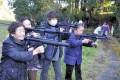 主婦らがエアガンを連射!?シュールなネタかと思ったらマジだった!その理由とは!?