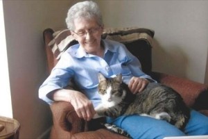 偶然とは思えない…14年間を共にした猫と老婦人が同じ日に天国へ。その絆に涙