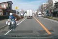 【動画】左折するトラックと白バイが接触!「白バイが悪い」「トラックもどうかと」等意見多数