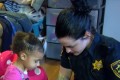 緊急電話で2歳の女の子が助けを求める→警官が急行→驚愕の光景が…!