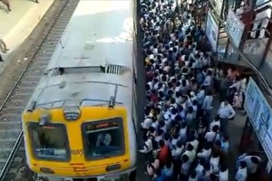 【動画】列車が停まっていないのに乗車!人がはみ出したまま発車!インドの通勤ラッシュ