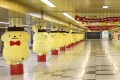 ポムポムプリンが新宿駅をジャック!”ふわもこ”な身体に抱きつけばもう骨抜き