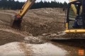 傷つかないようにそーっと。ショベルカーで泥沼からすくい出したのはアレだった