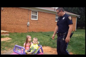 「ヤバい！逃げろ！」警官のパパに捕まった子どもたちがまさかの逃亡