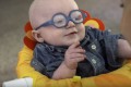 生まれつき目が不自由な赤ちゃんが初めてママの顔を見た感動の瞬間
