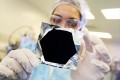 立体物が立体に見えなくなる…99.96%の光を吸収!“ベンタブラック”のスプレー塗料