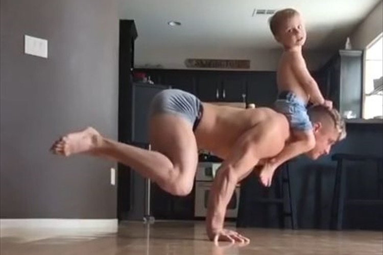 【動画】スゴイぞパパ!息子を肩に乗せてトレーニングする様子が絵的にも凄い!