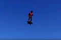 【動画】人間が浮いているようだ…「フライボード・エア」で宙を飛び回るテスト飛行に成功!