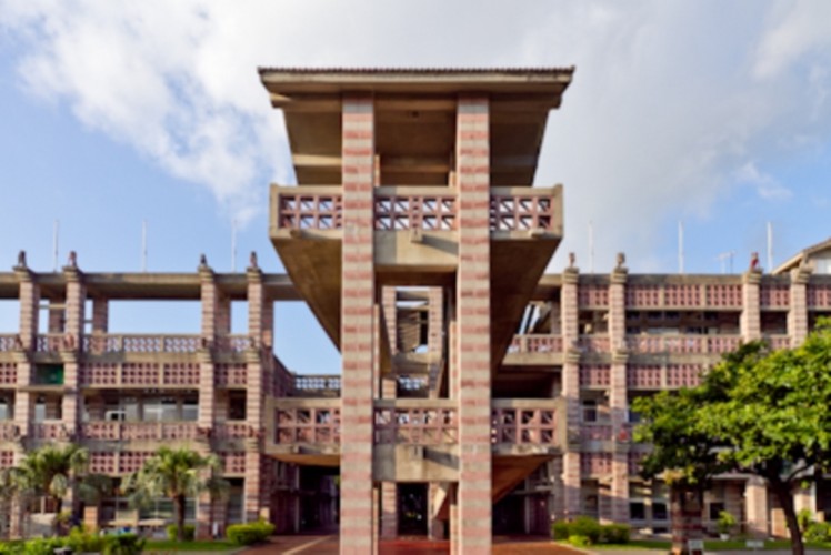 行ってみたい市役所ナンバー１、名護市庁舎がまるでアジアの古代遺跡のよう