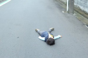 そこで寝っ転がらないで～!!「我が子のイヤイヤ画像」がツイッターで話題に!!