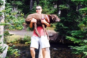 「ウチの犬は腰が悪いのにハイキングが大好きなんだ…」写真から飼い主の愛情が伝わる