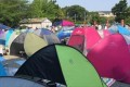 「運動会っぽい景観ではないな」立ち並ぶテント…近年の運動会の光景が話題に