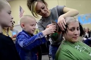 「自分1人じゃなくて心強い」がん治療をした同級生のために一斉に丸刈りに!