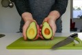 【動画】硬くて食べられない未熟なアボカドを“10分でカンタンに熟成させる方法”