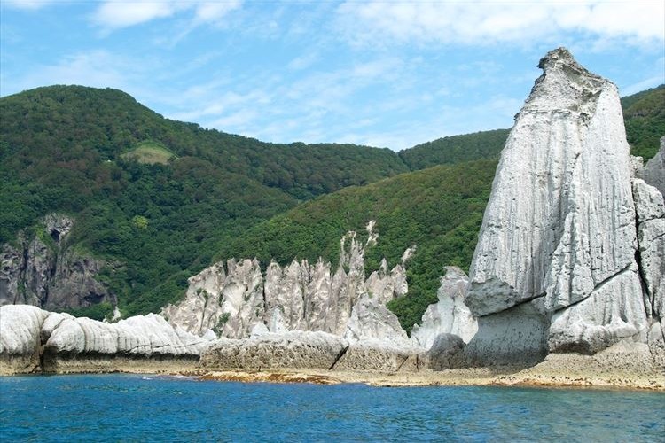 こんな場所があったなんて…白く光る巨岩群と碧い海のコントラストが美しい『仏ヶ浦』