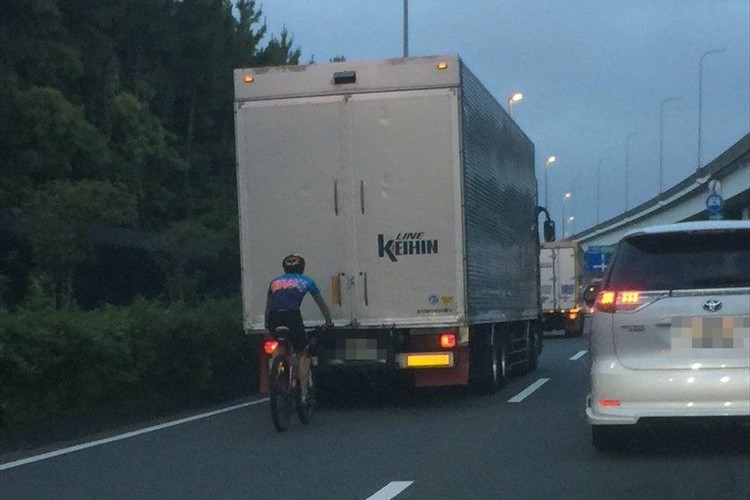 車のドライバーが感じる“非常に危険な自転車の運転”に関するツイートに反響!