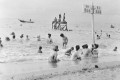 海水浴を楽しむ明治の人たち、100年以上前の古き良き日本の写真