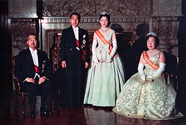 1024px-Crown_Prince_&_Princess_&_Emperor_Showa_&_Empress_Kojun_wedding_1959-4_R