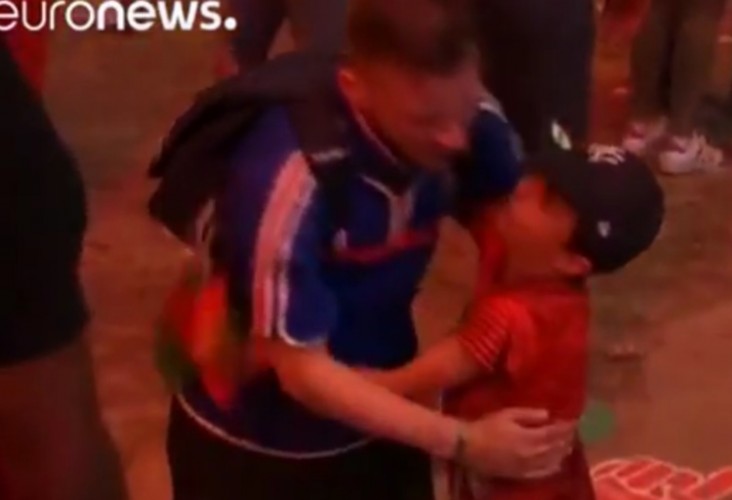 スポーツっていいな。EURO決勝で敗れた仏サポーターを慰める少年に感動