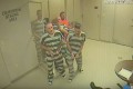 留置所の看守が心臓発作で倒れてしまったその時、脱走することせずに8人の受刑者たちが命を救う