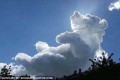 まるで“クマのプーさん”みたいな雲が出現! ハチミツ食べ過ぎてリラックス!?