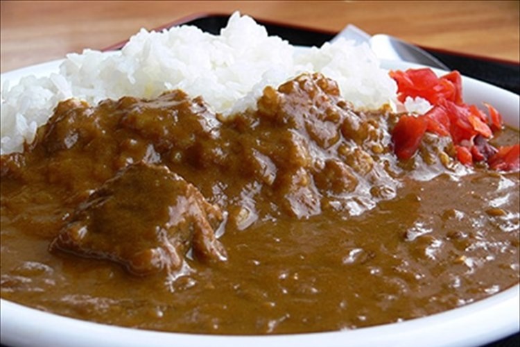 カレーは「ルーをご飯にかけて」食べる?or「ご飯をルーにつけて」食べる?結果は大差に