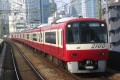 京急で「ドアが閉まります」ではなく「ドアを閉めます」とアナウンスする理由とは?