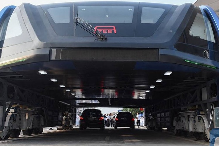 本当に実現するかも!?渋滞回避のために車の上を走行するバスが中国でテスト運転へ