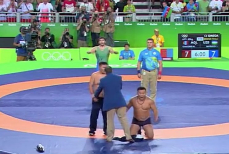 【動画】レスリング試合終了５秒前にガッツポーズで逆転反則負けでメダル逃す、コーチがなぜかパンツ一丁で抗議