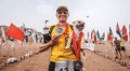 【運命の出会い】砂漠を6日間、250キロの過酷なマラソン中、なぜかついてくる小さな野良犬と一緒に暮らすことに