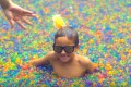2500万個のカラーボールでプールいっぱいに!夢のような遊びに子供も大人も大はしゃぎ!
