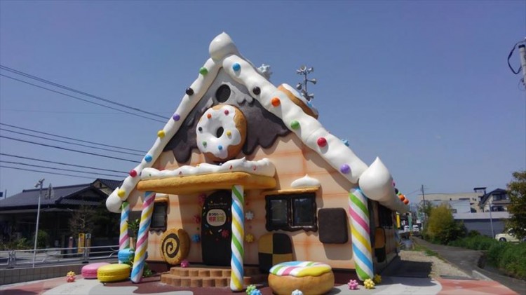 住宅街に突如として現れる“お菓子の家”がすごい…夢が詰まったメルヘンなおうちにワクワク