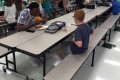 大学生アメフト選手と一緒にランチをしていた息子の姿を見て涙する母