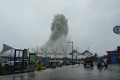 【驚愕映像】台湾を襲ったスーパー台風で打ち上がった波がとてつもない高さ