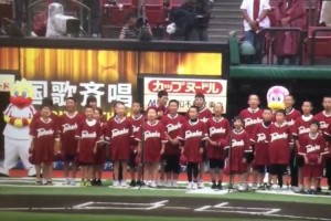 全員、アウト～！子供たちの国歌斉唱が自由奔放すぎて、笑いが堪えきれない(笑)