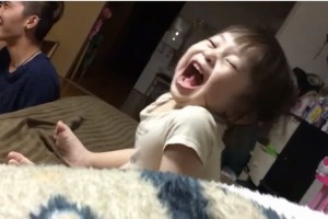 "にらめっこ"をして最高なスマイルをみせる女の子、それにつられて笑みがこぼれる