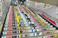 亀有駅で駅ジャック広告は史上初! 「こち亀」両さん達が床や階段や壁に登場!