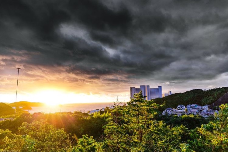 なんとも神々しい!台風の隙間から見た夕日に自然の恐ろしさと偉大さを感じる