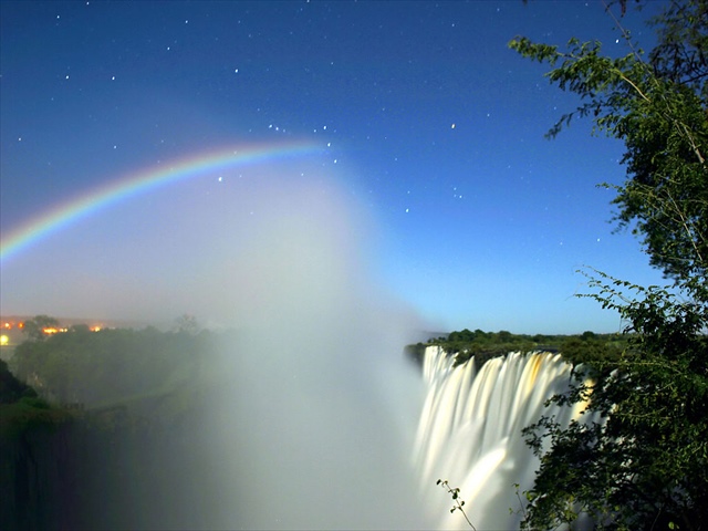 1024px-Lunar_Rainbow_3_-_ORION_L_-_Victoria_Falls_-_Calvin_Bradshaw_3_R