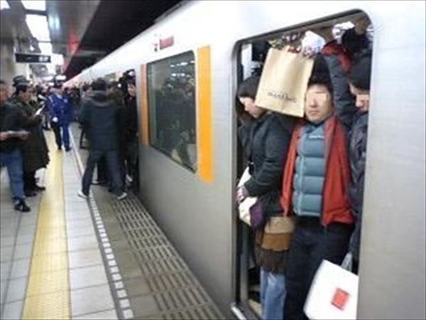 Tokyu_shibuya_station_night_peak_R