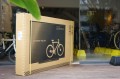 自転車の配送ダンボールになぜテレビが!?天才的アイディアに世界中が絶賛!