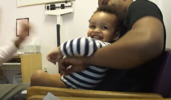 「あれ、知らないうちに…」小さな子供を泣かせずに注射をする素敵な小児科の先生