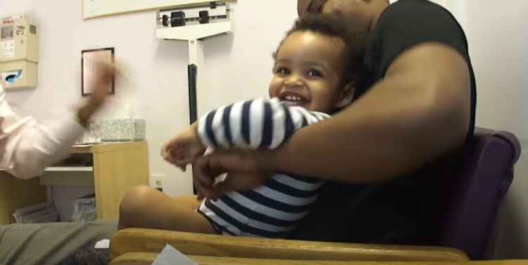 「あれ、知らないうちに…」小さな子供を泣かせずに注射をする素敵な小児科の先生